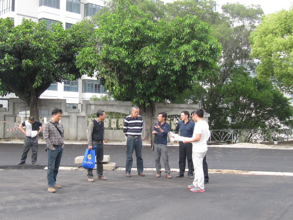 夏良玉副书记指导田径场改造